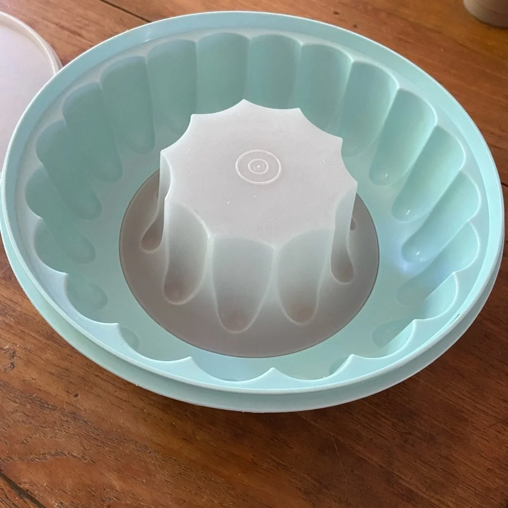 Vintage Tupperware Ice Blue Jello Mold w/ Lid